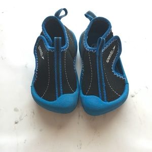 Speedo water shoes black blue Velcro 5 / 6